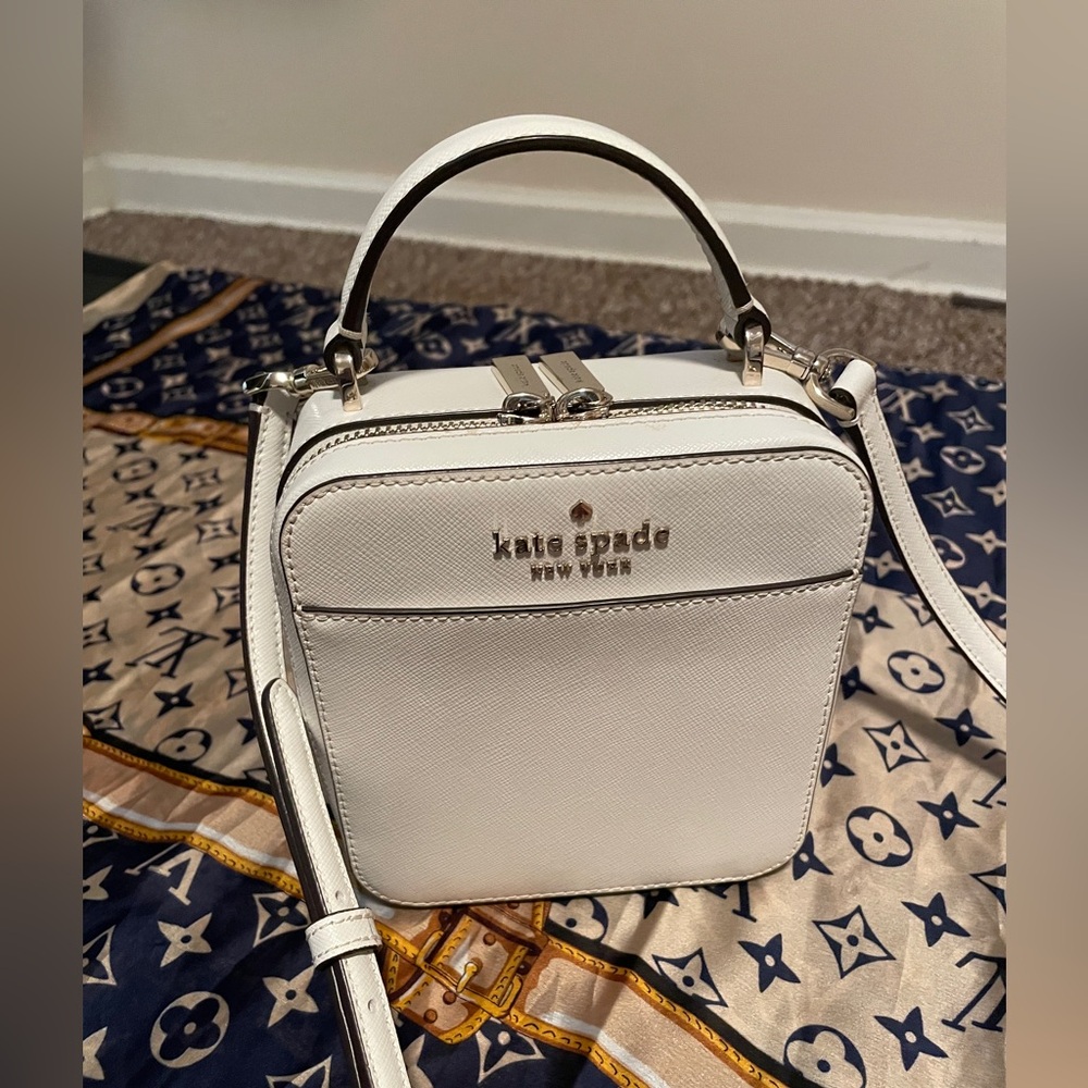 Kate Spade White Crossbody Bag with Sleek Design